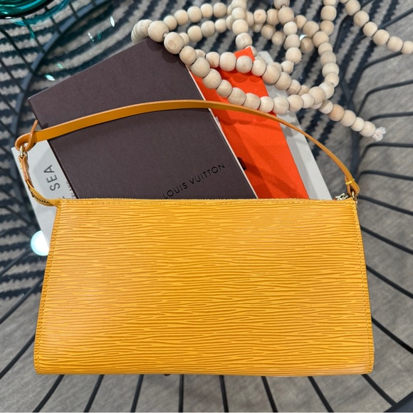 ⭐️SALE⭐️LOUIS VUITTON Epi Leather Pochette. Excellent condition in Yellow. - Picture 2 of 10